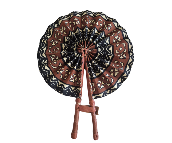 Éventail en wax et cuir fait main – Accessoire artisanal chic et unique