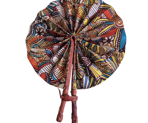 Éventail en wax et cuir fait main – Accessoire artisanal chic et unique