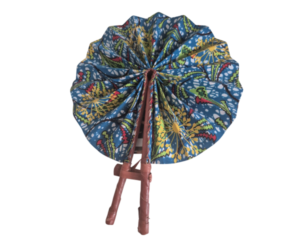 Éventail en wax et cuir fait main – Accessoire artisanal chic et unique